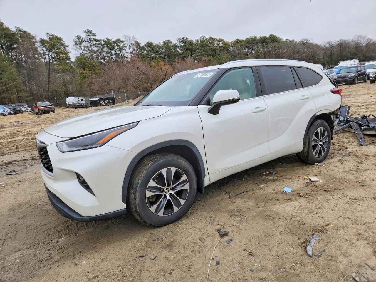 Salvage Toyota Highlander Image