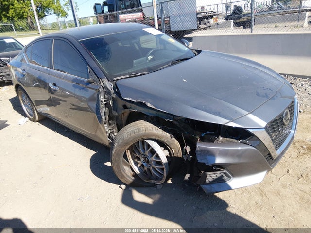 Salvage Nissan Altima Image