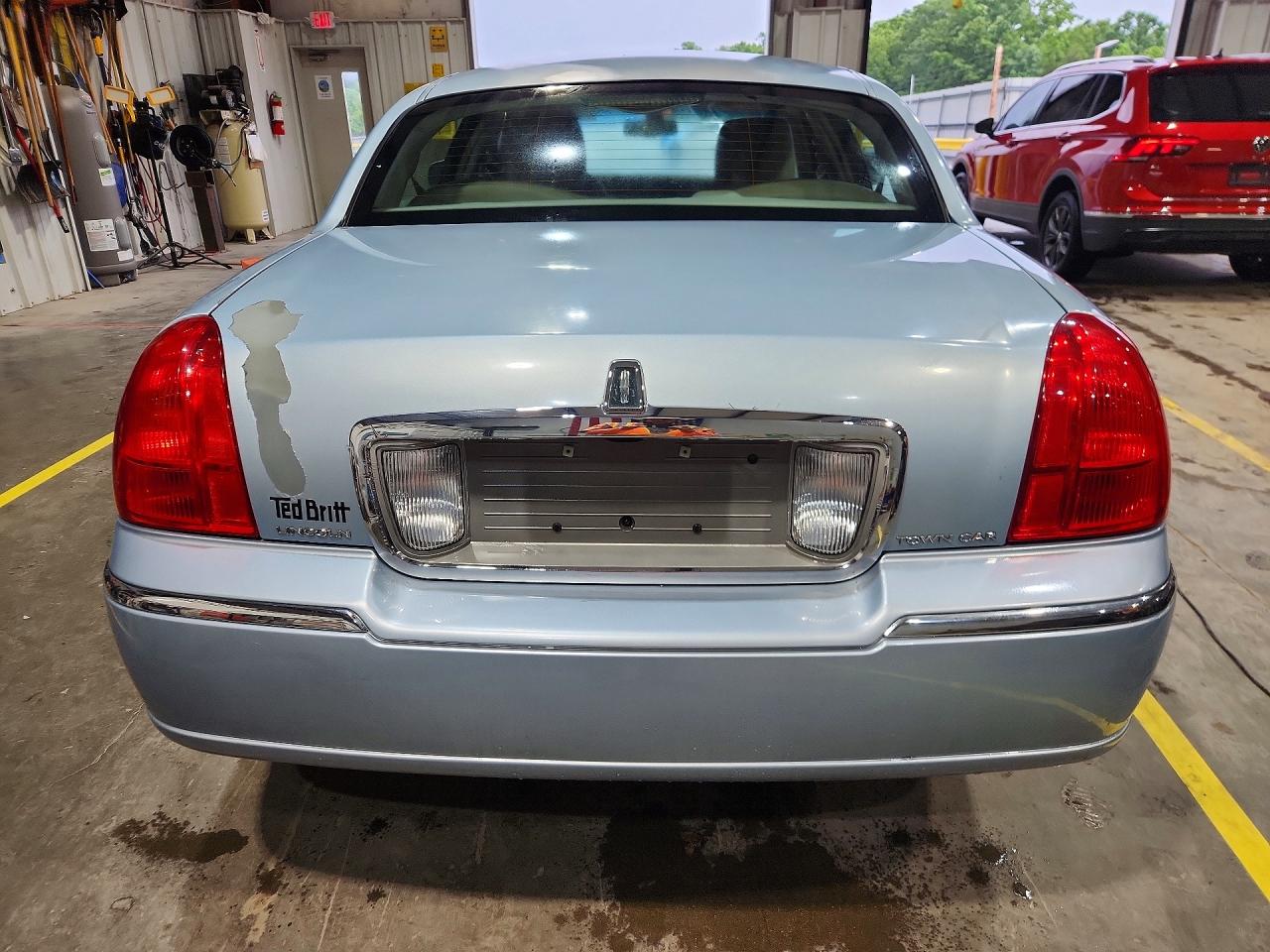 Lincoln Towncar Signature Limited