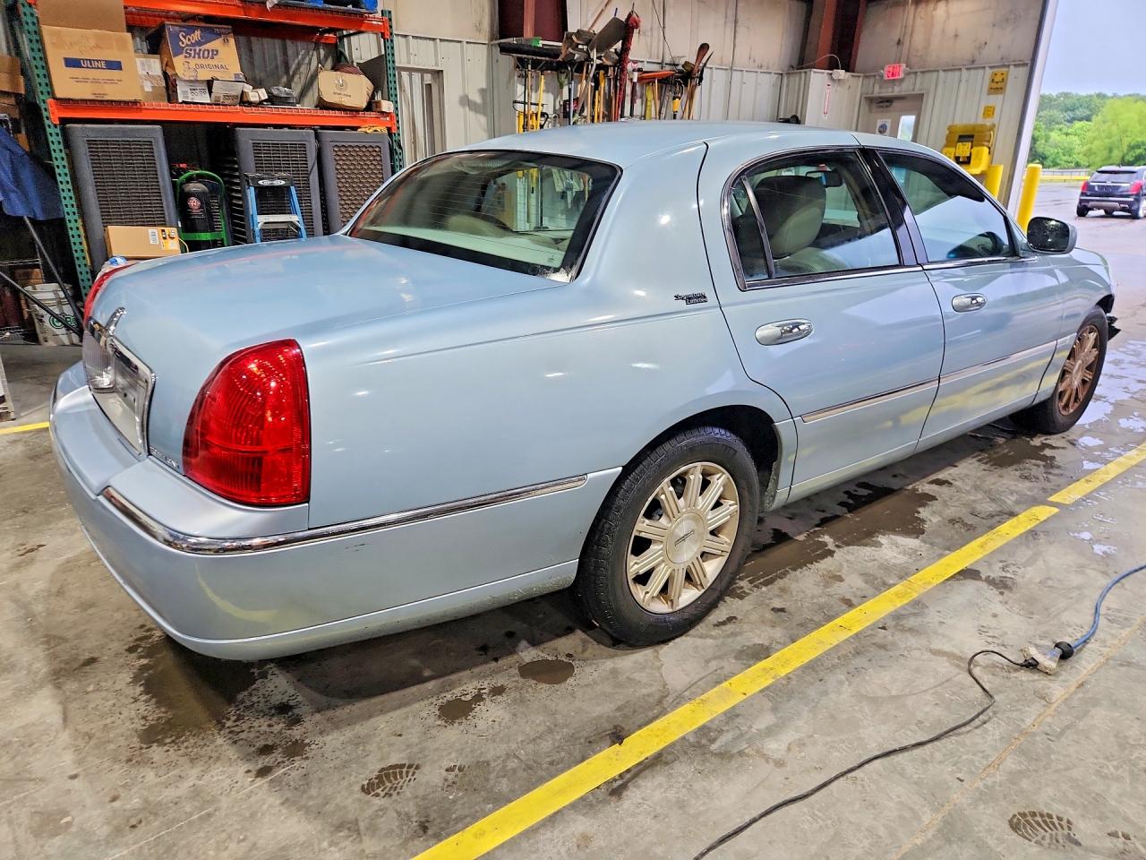 Lincoln Towncar Signature Limited