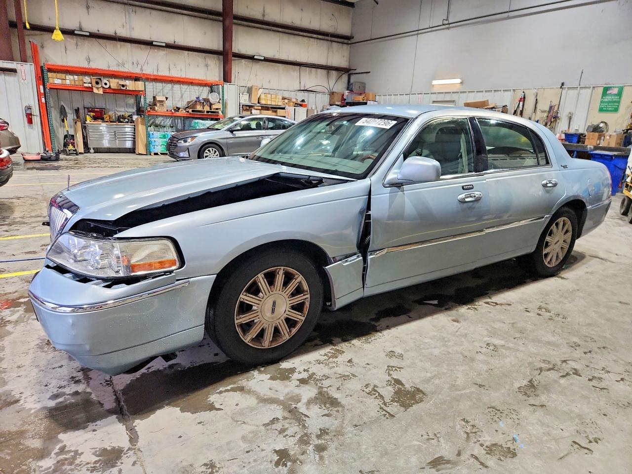 Salvage Lincoln Towncar Image
