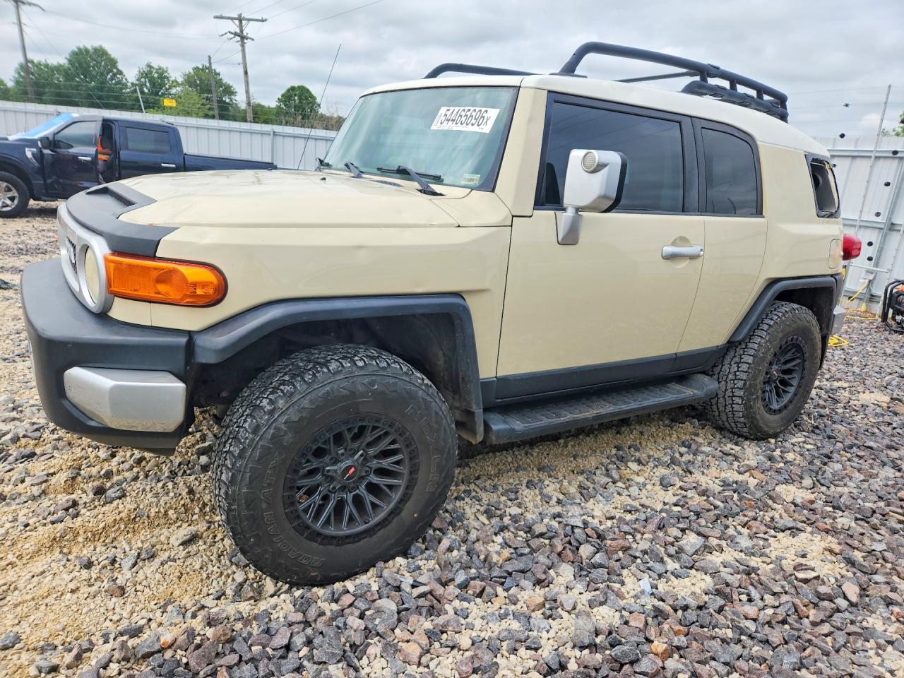 Salvage Toyota FJ Cruiser Image