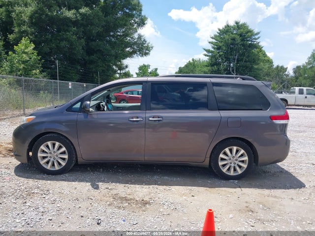 Toyota Sienna Limited V6 7 Passenger