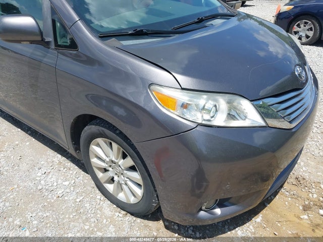 Toyota Sienna Limited V6 7 Passenger