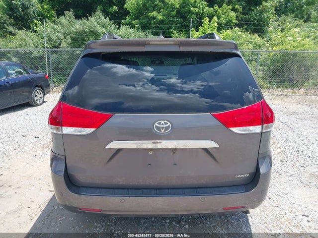 Toyota Sienna Limited V6 7 Passenger