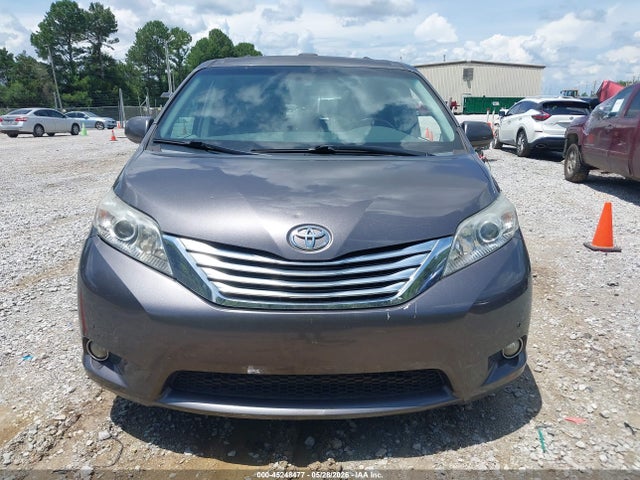 Toyota Sienna Limited V6 7 Passenger