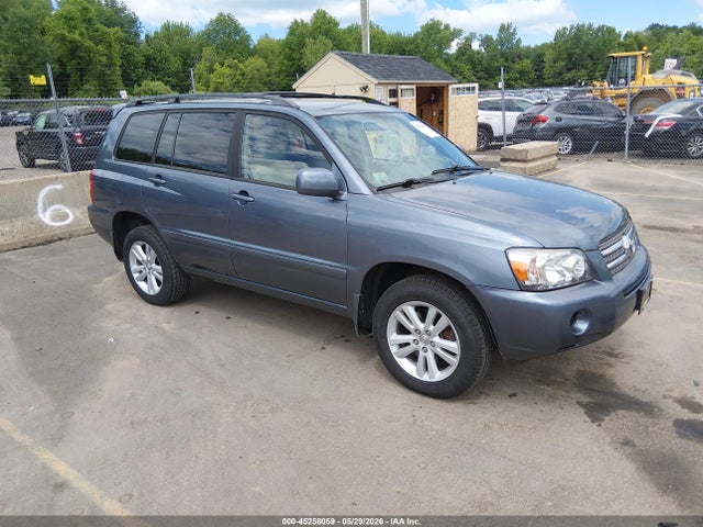Salvage Toyota Highlander Image