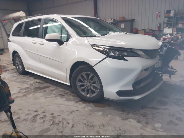 Salvage Toyota Sienna Image