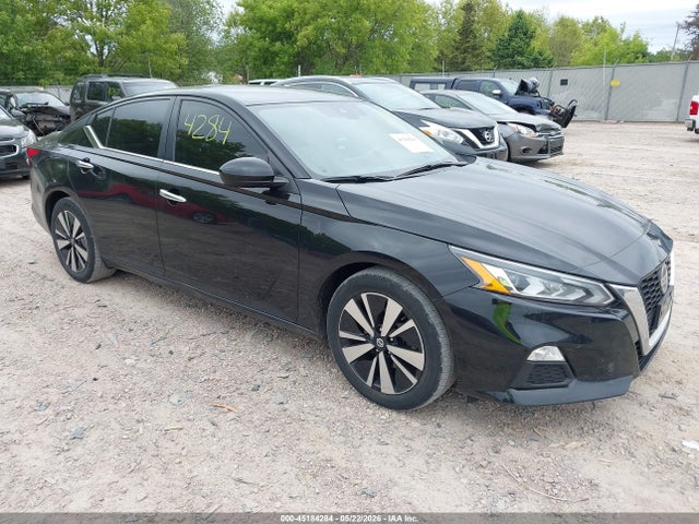 Salvage Nissan Altima Image
