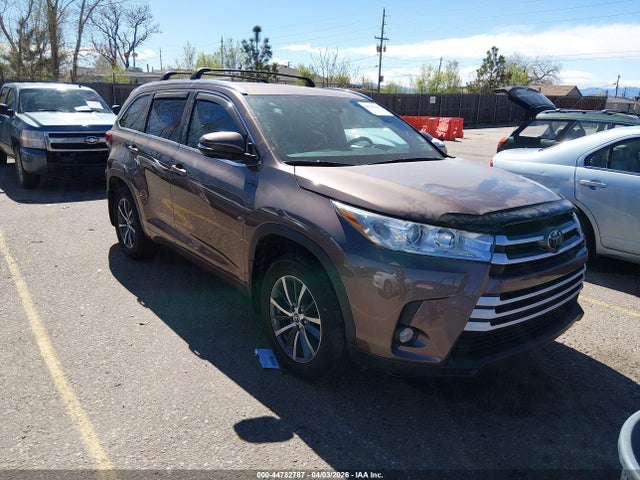 Salvage Toyota Highlander Image