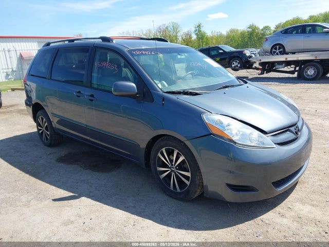 Salvage Toyota Sienna Image
