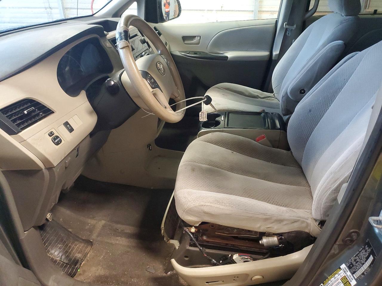 Toyota Sienna Le 8-passenger