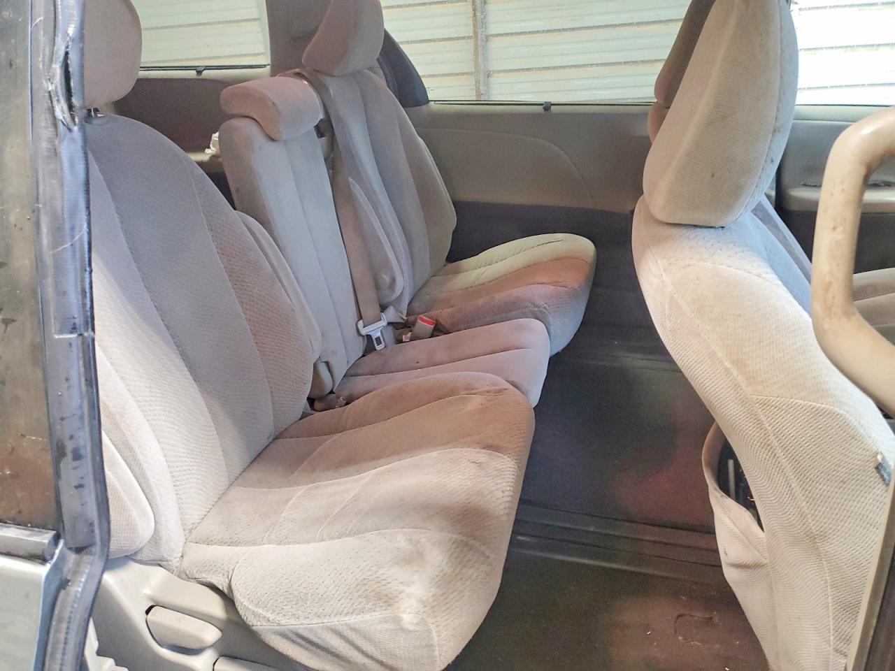 Toyota Sienna Le 8-passenger