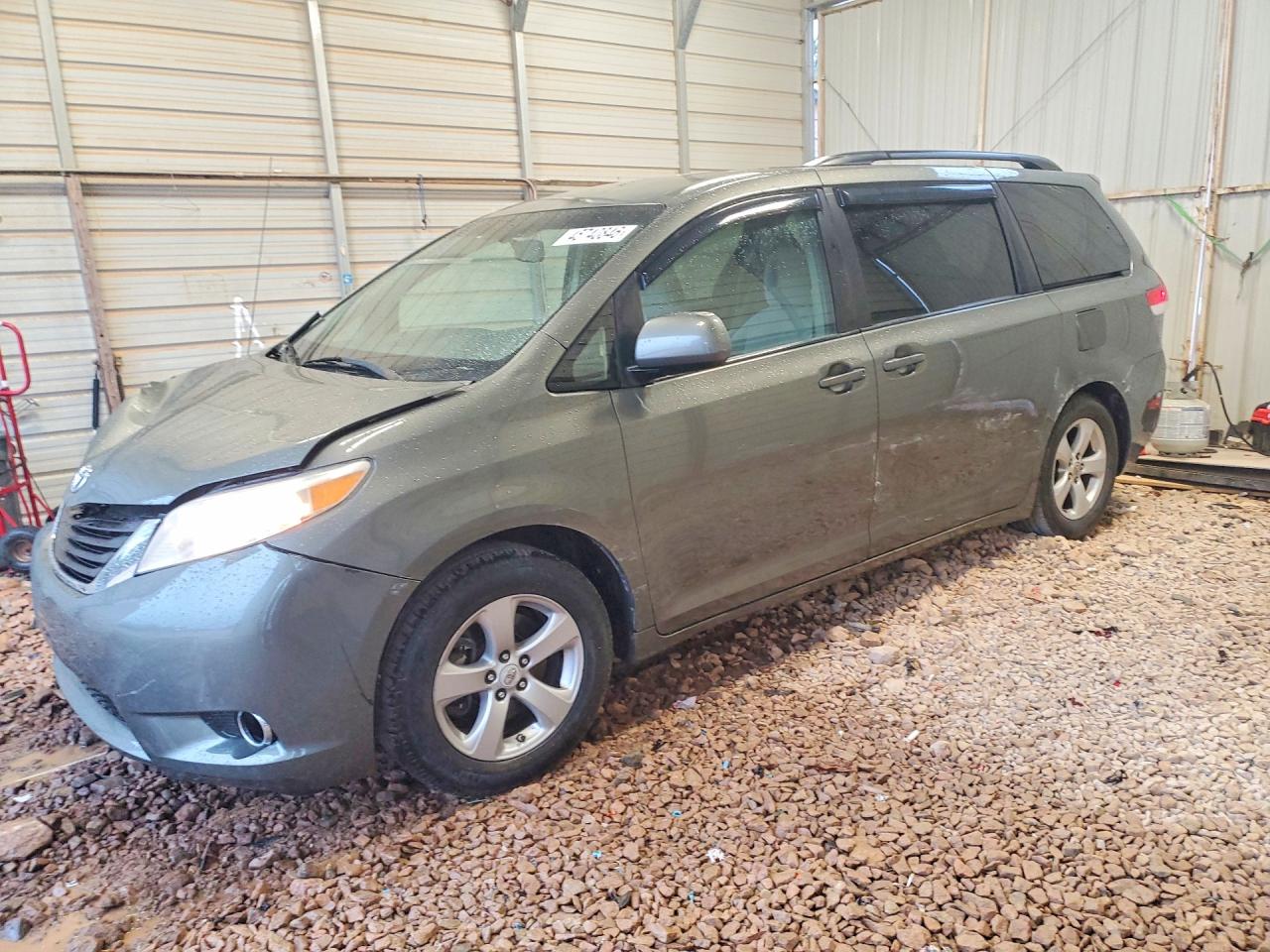 Salvage Toyota Sienna Image