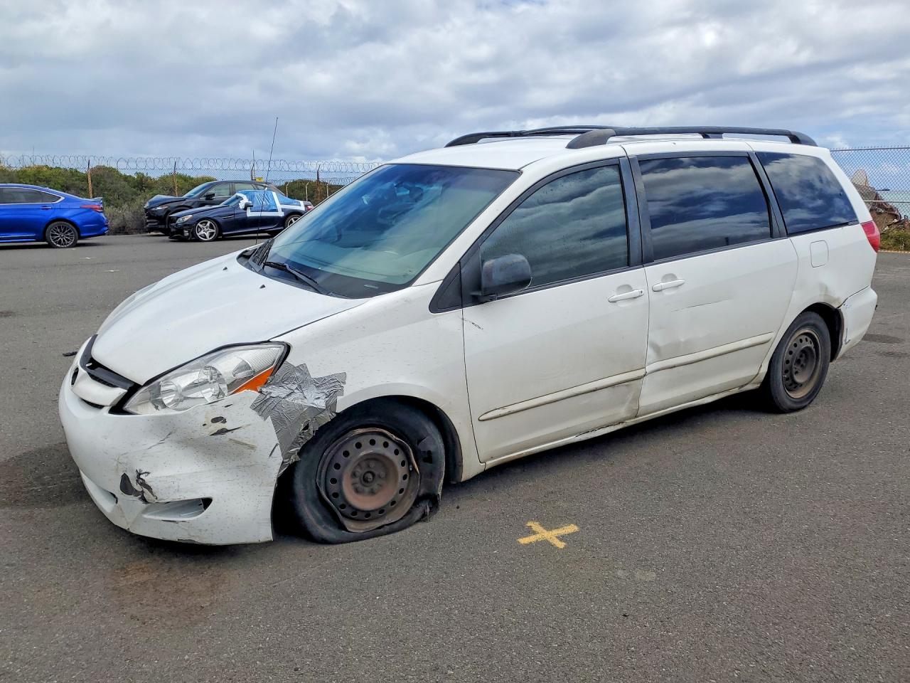 Salvage Toyota Sienna Image