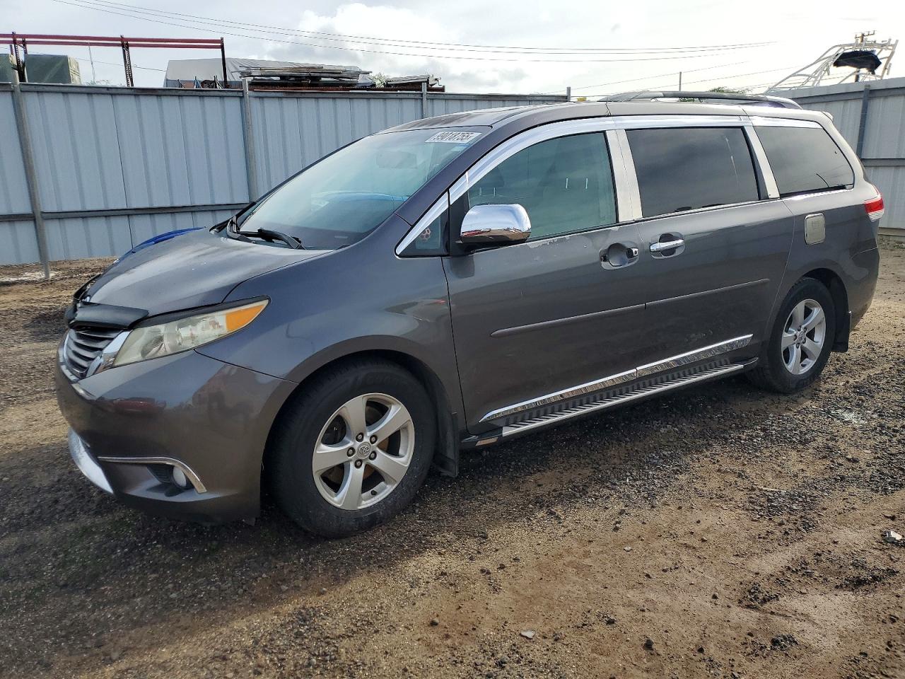 Salvage Toyota Sienna Image