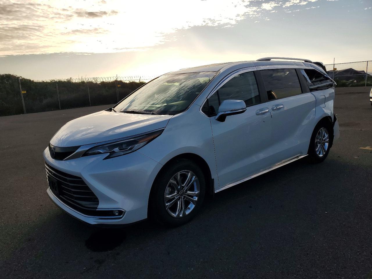 Salvage Toyota Sienna Image
