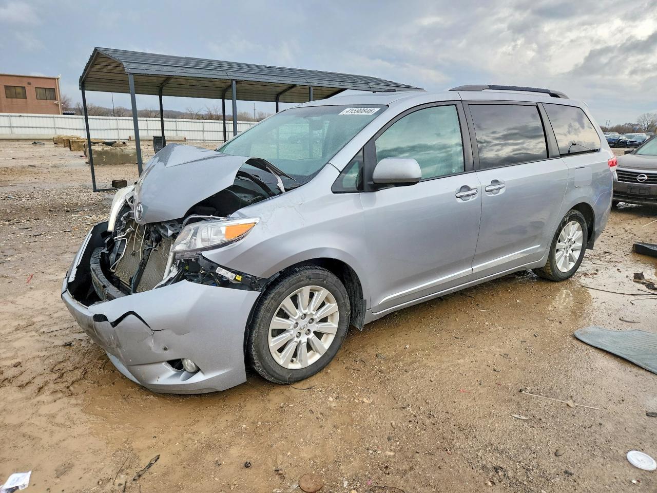 Salvage Toyota Sienna Image