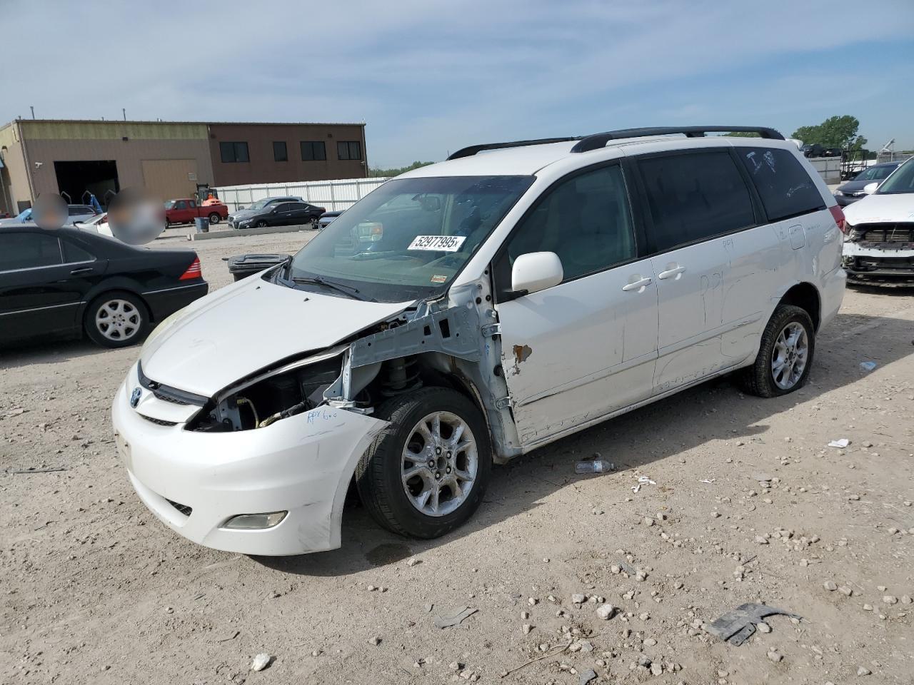 Salvage Toyota Sienna Image