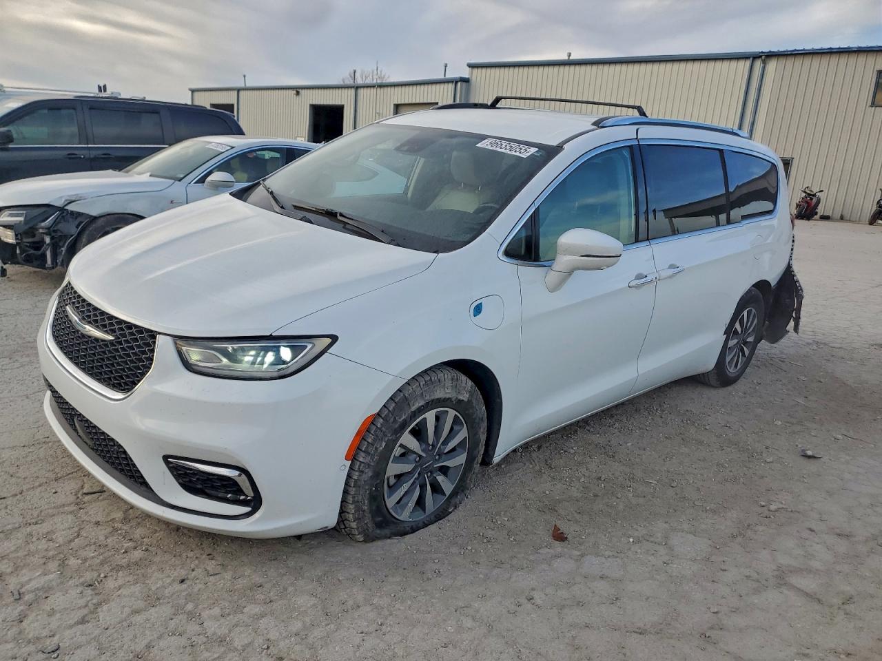 Salvage Chrysler Pacifica Image