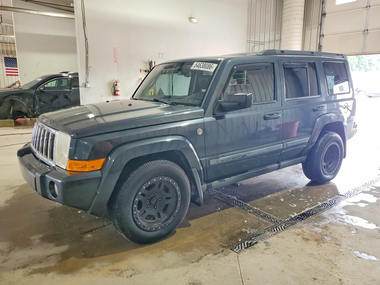 Salvage Jeep Commander Image
