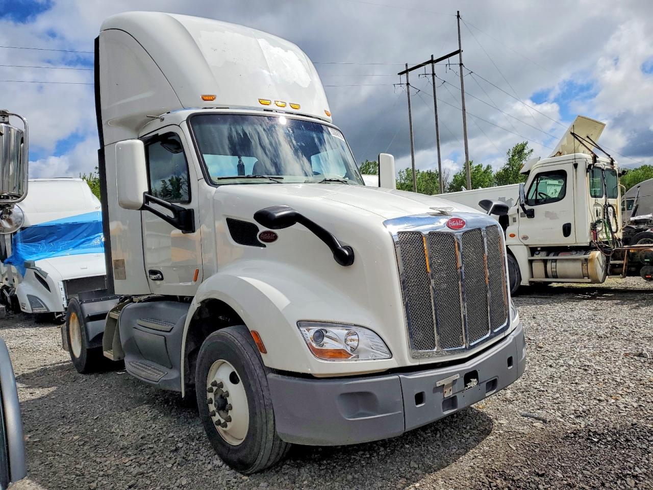 Salvage Peterbilt 579 Image
