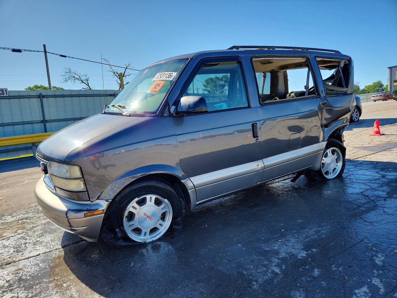 Salvage GMC Safari Image
