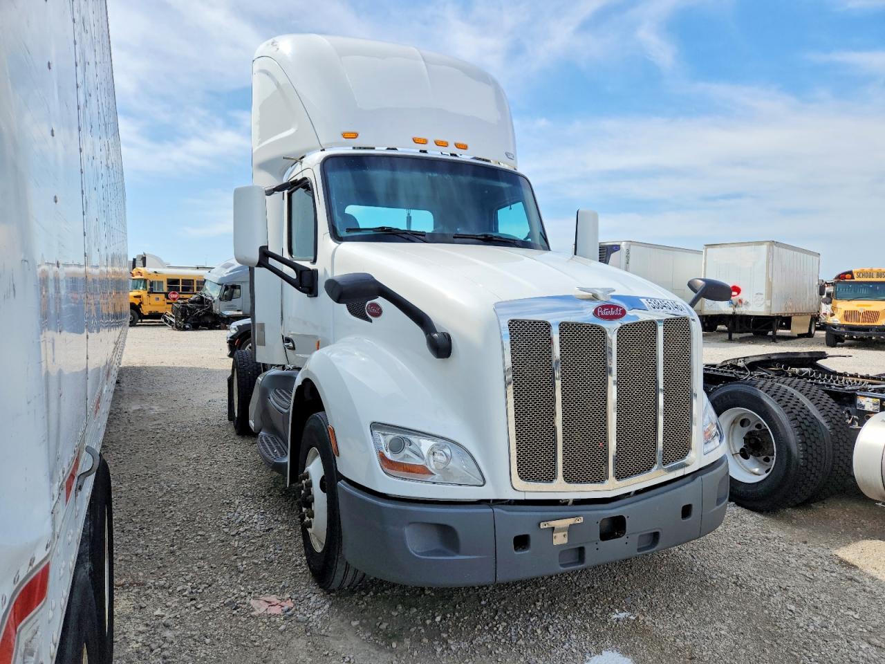 Salvage Peterbilt 579 Image
