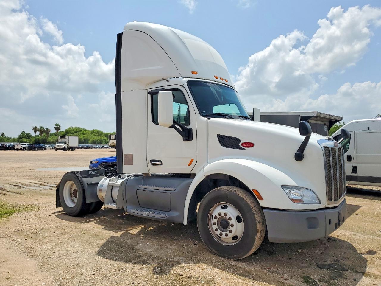 Salvage Peterbilt 579 Image