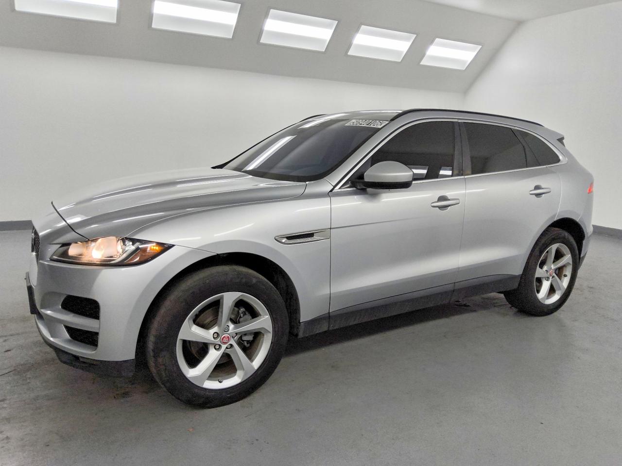 Salvage Jaguar F-PACE Image