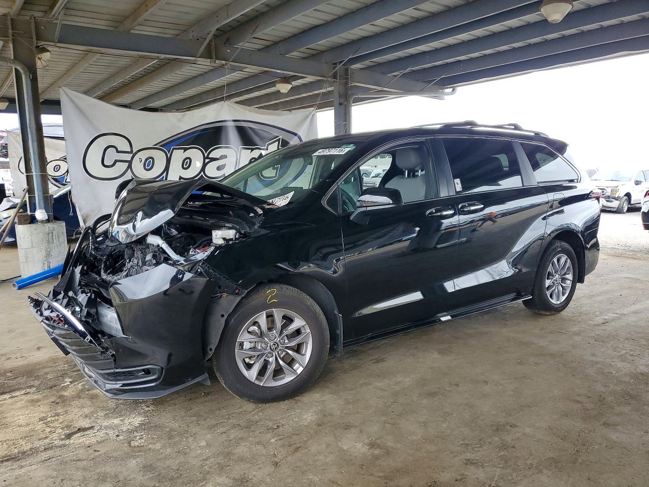 Salvage Toyota Sienna Image