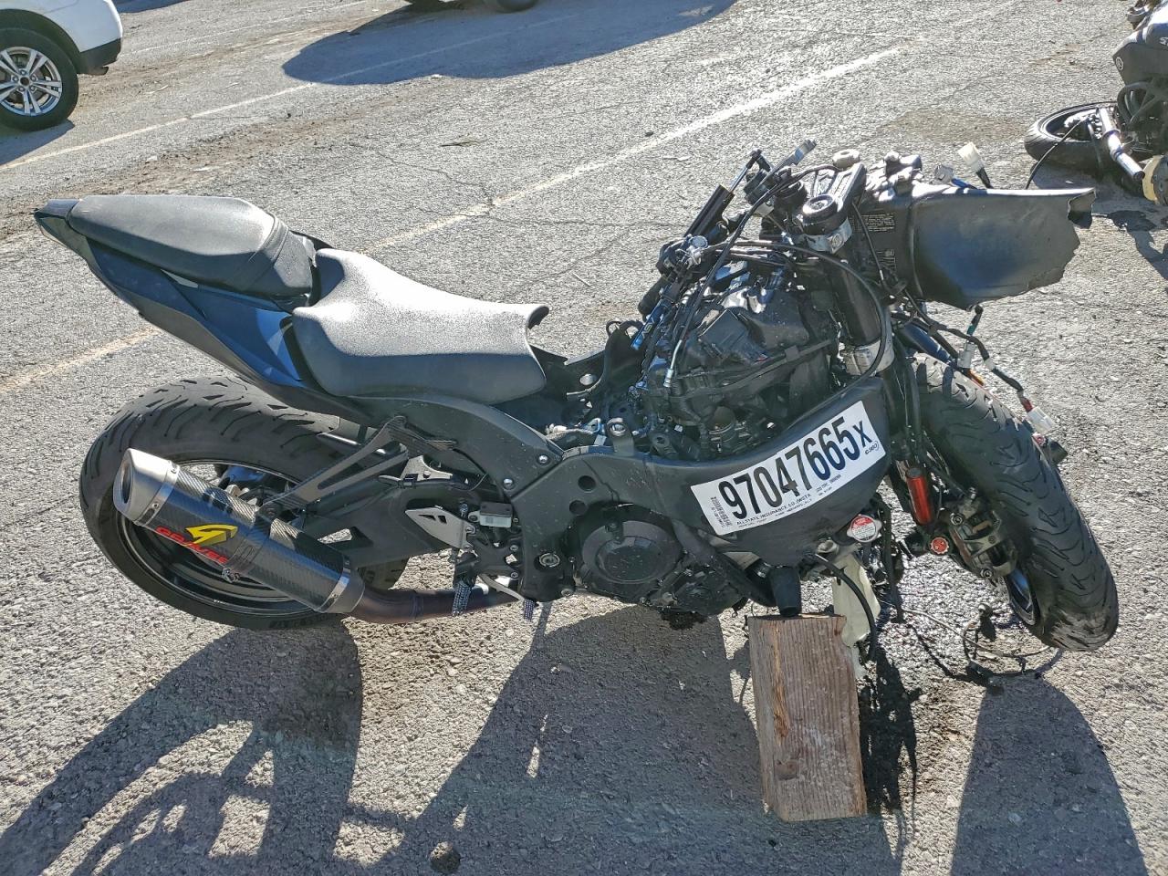 Salvage Kawasaki Zx1002 L Image