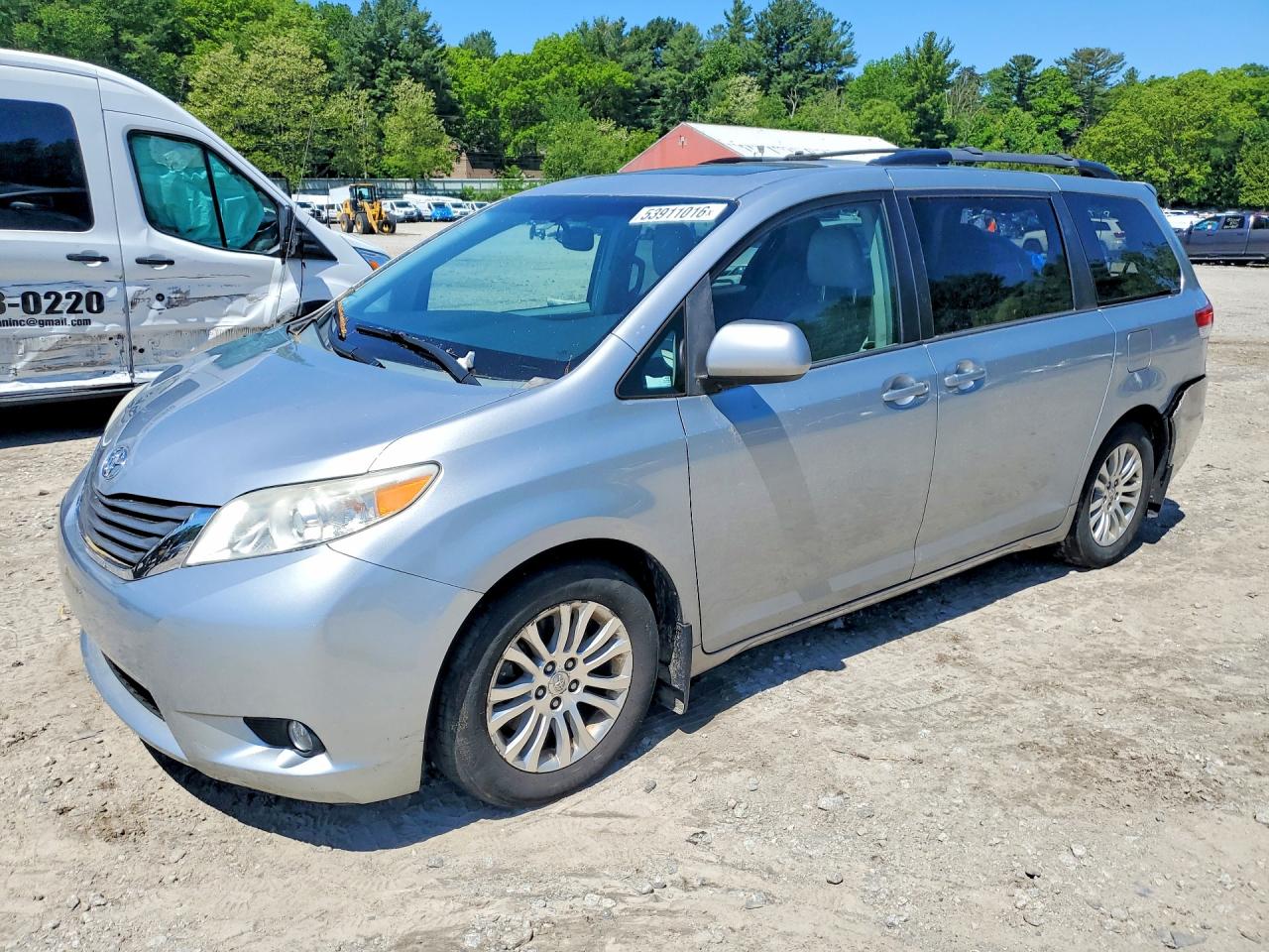 Salvage Toyota Sienna Image