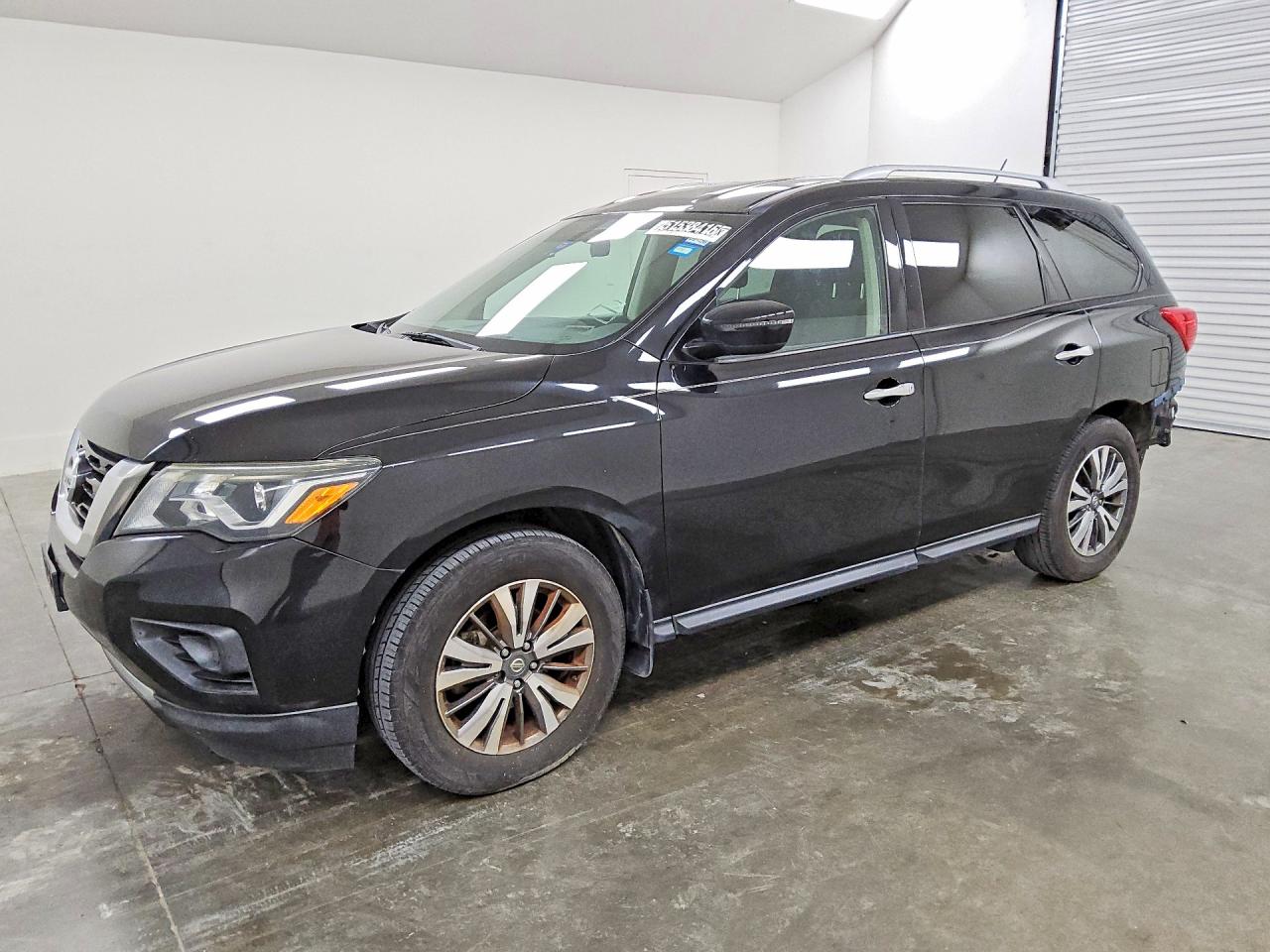 Salvage Nissan Pathfinder Image