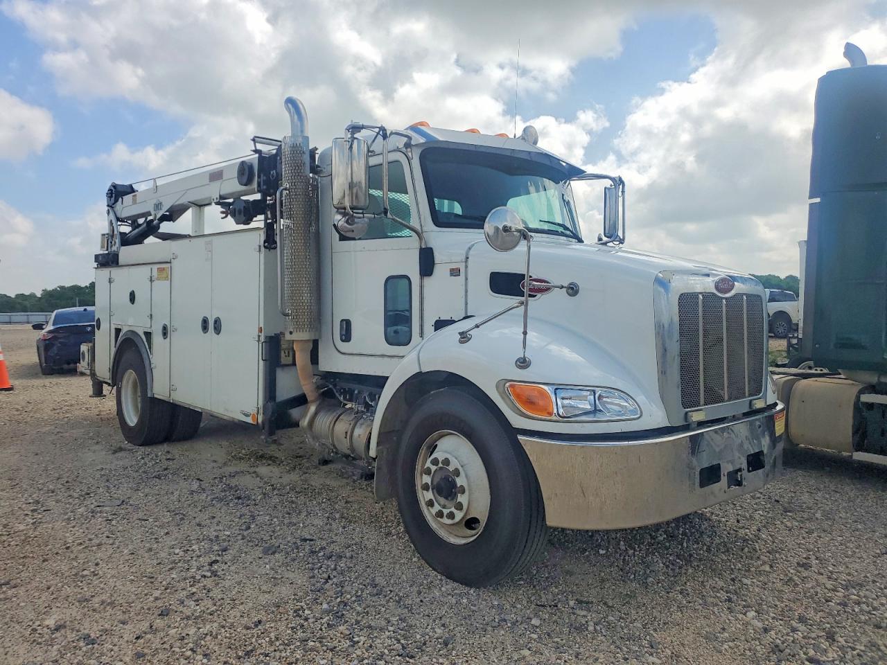 Salvage Peterbilt 337 Image