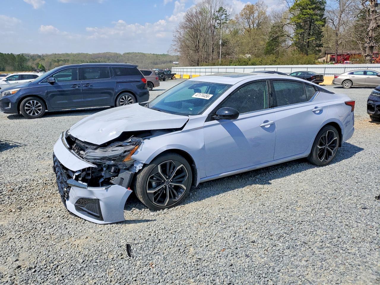 Salvage Nissan Altima Image