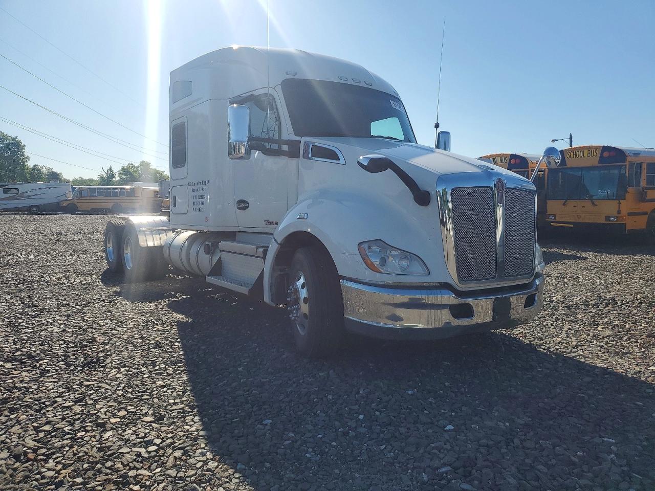 Salvage Kenworth Tractor Image