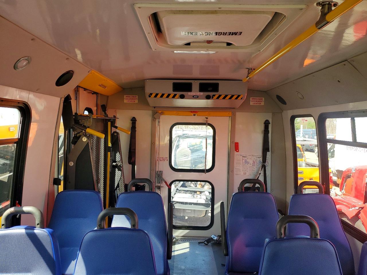 Ford Econoline E450 Super Duty Cutaway Van