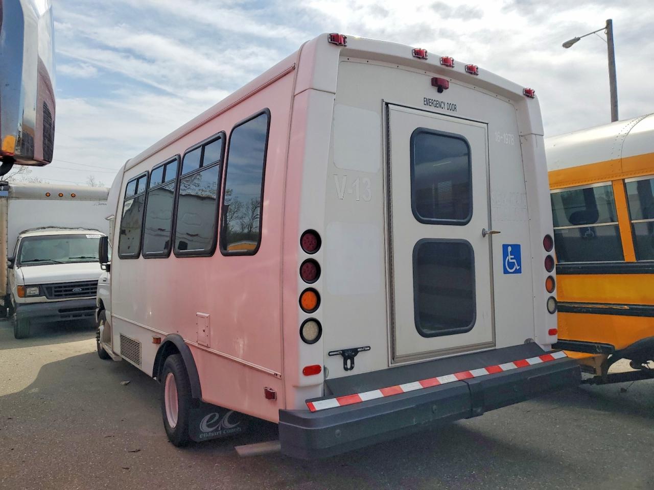 Ford Econoline E450 Super Duty Cutaway Van