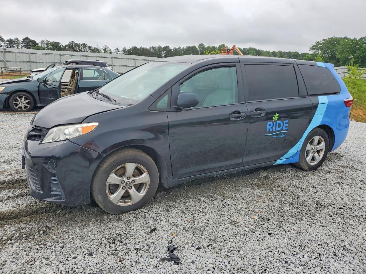 Salvage Toyota Sienna Image