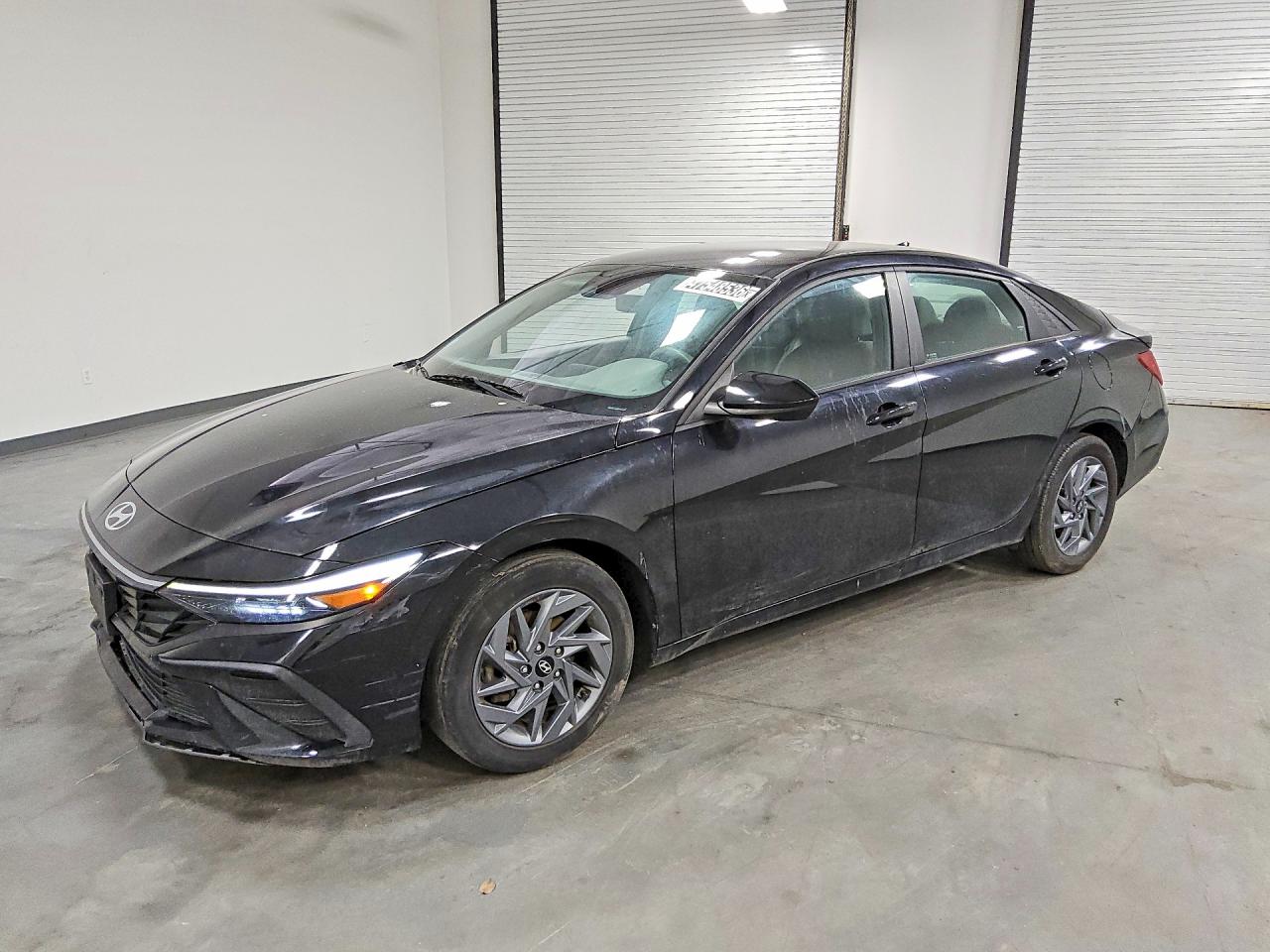 Salvage Hyundai ELANTRA Image