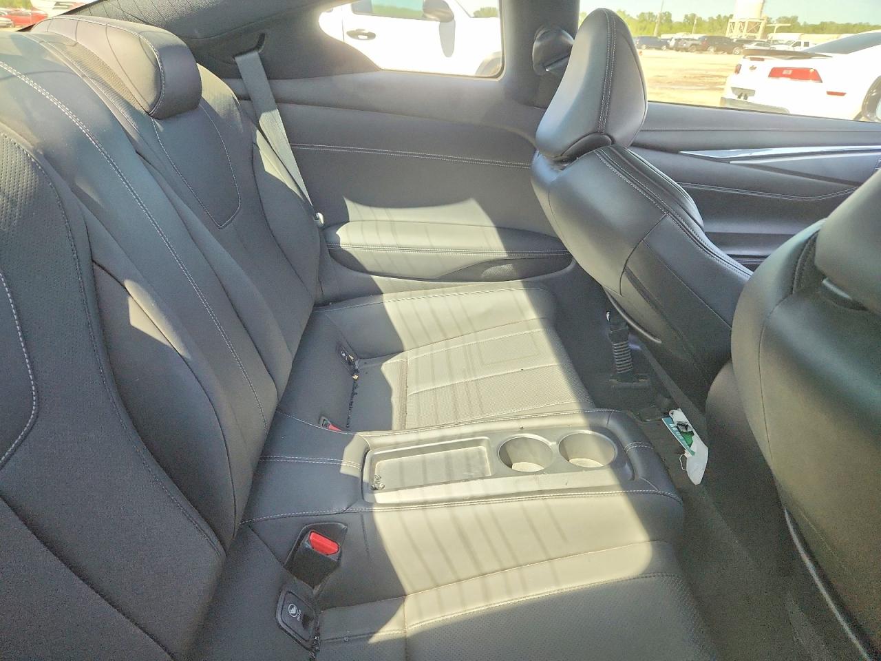 INFINITI Q60 Luxe