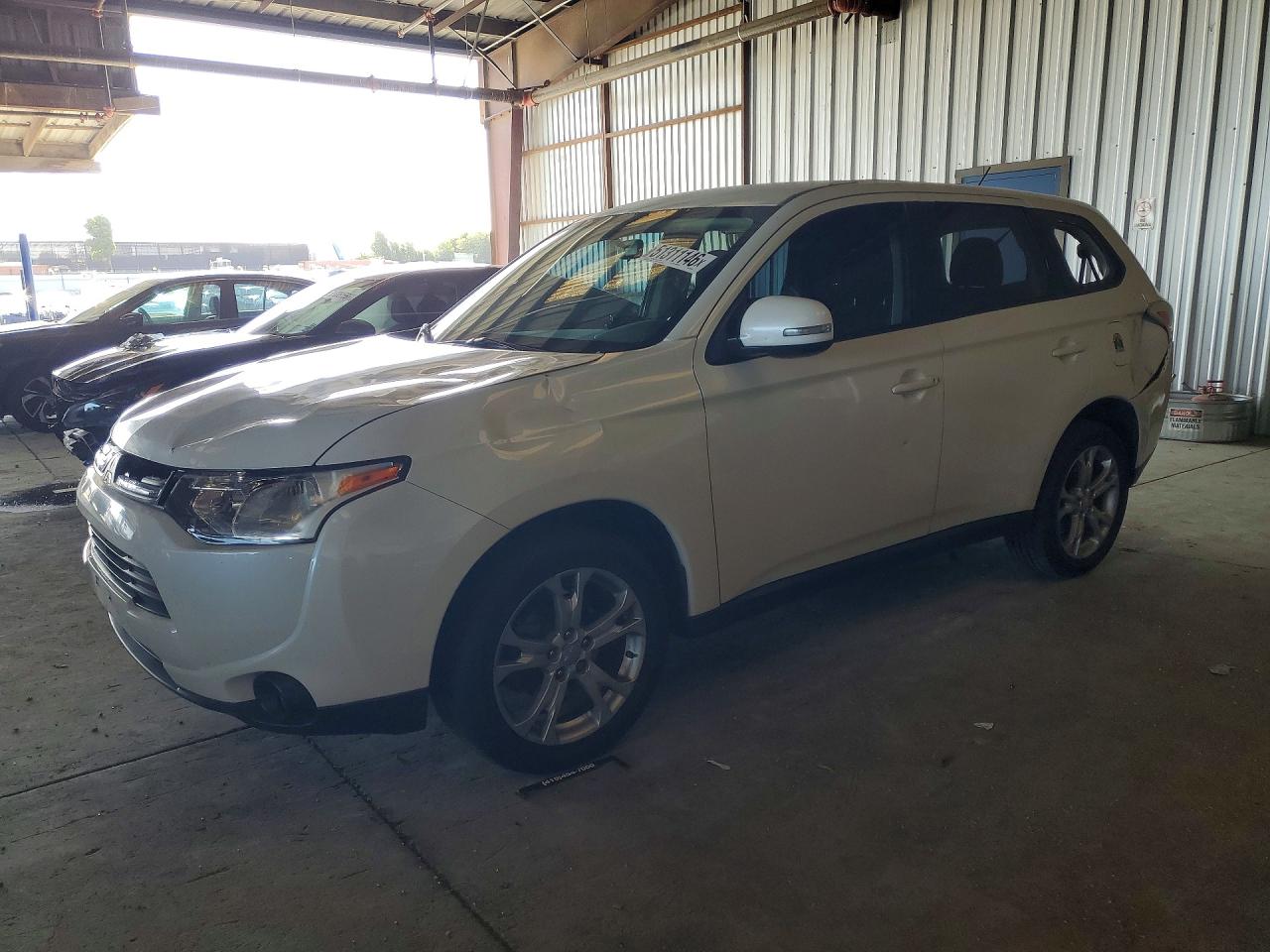 Salvage Mitsubishi Outlander Image