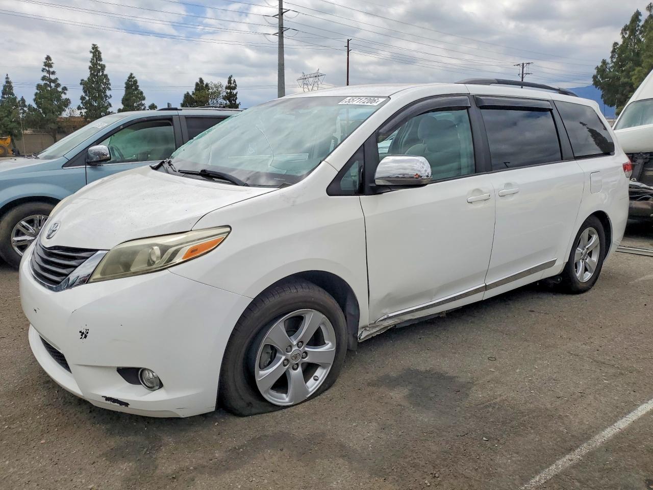 Salvage Toyota Sienna Image