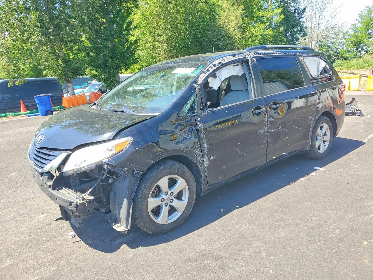 Salvage Toyota Sienna Image
