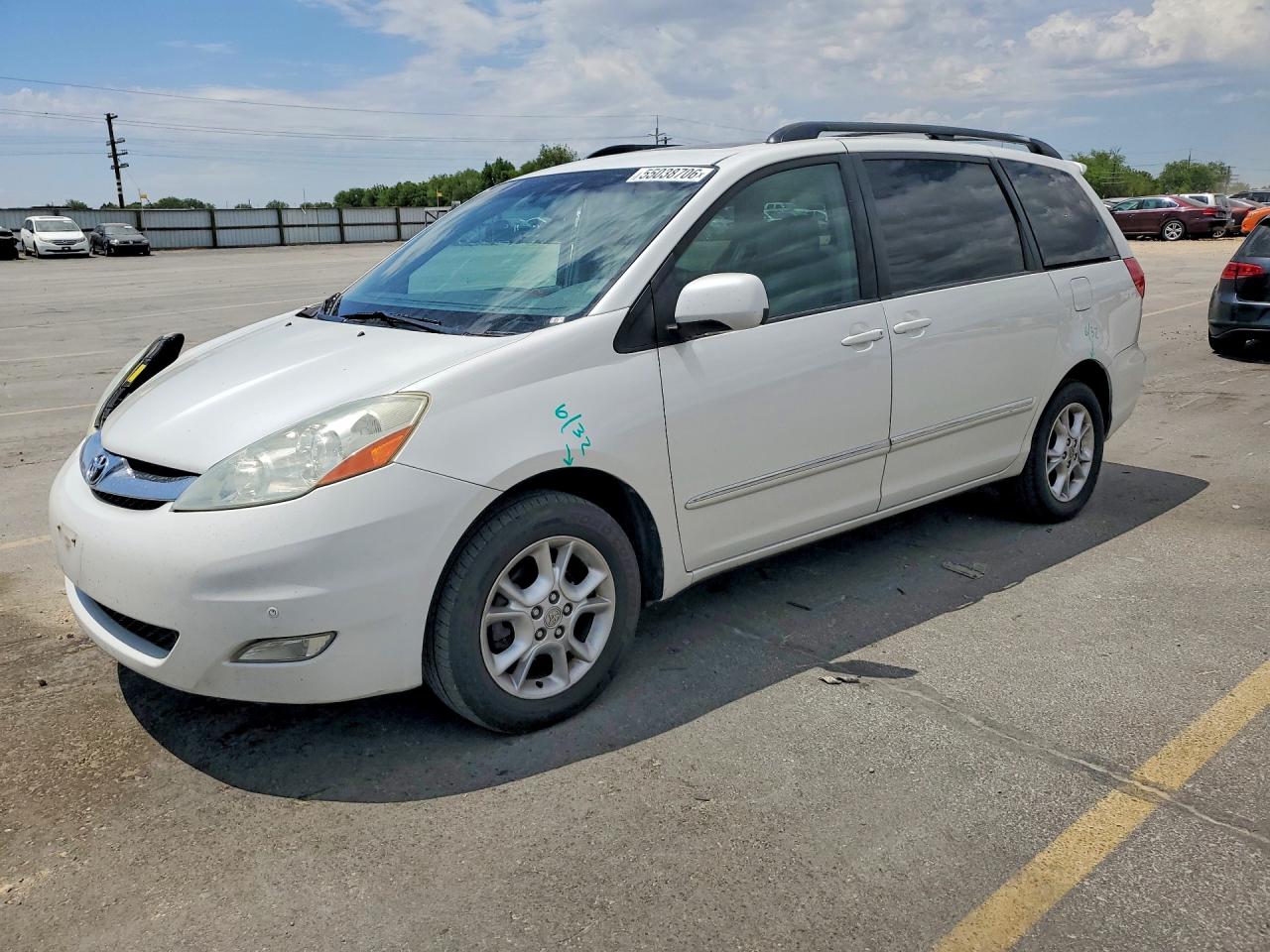 Salvage Toyota Sienna Image