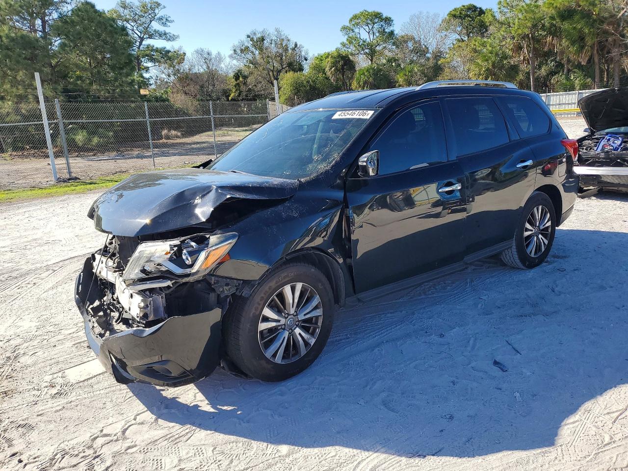 Salvage Nissan Pathfinder Image
