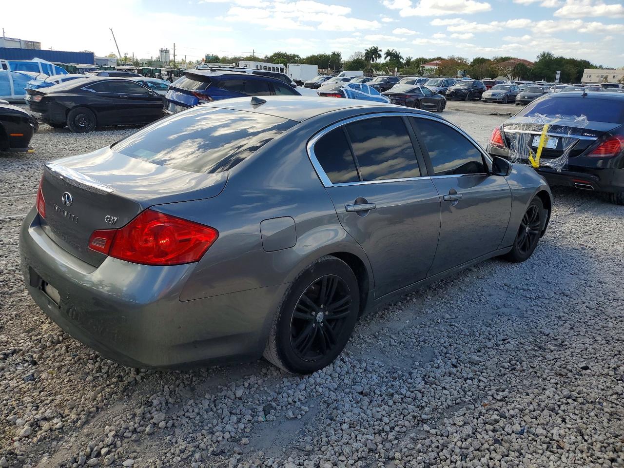 INFINITI G37 Journey