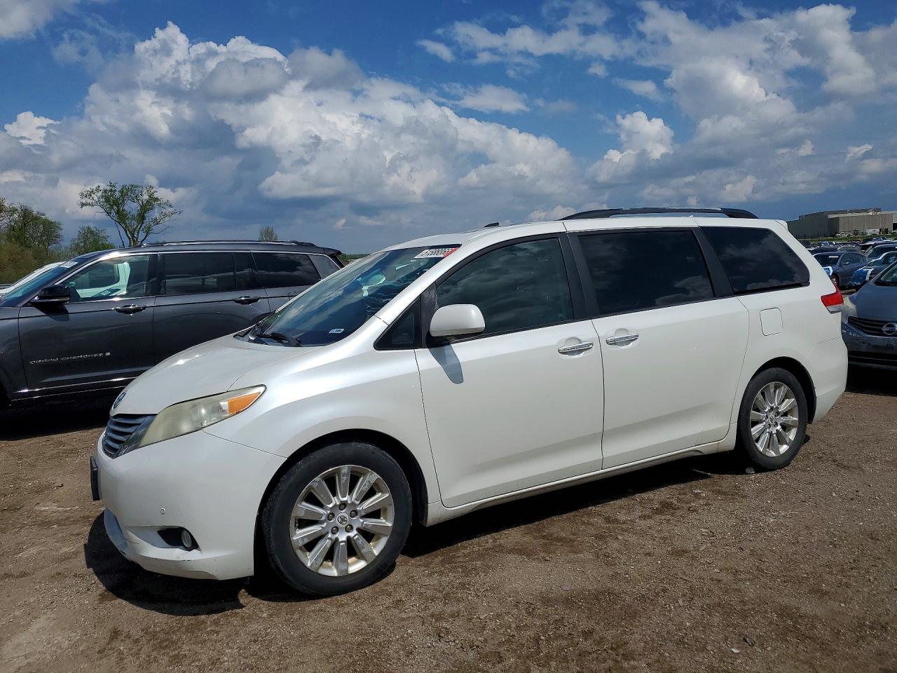 Salvage Toyota Sienna Image