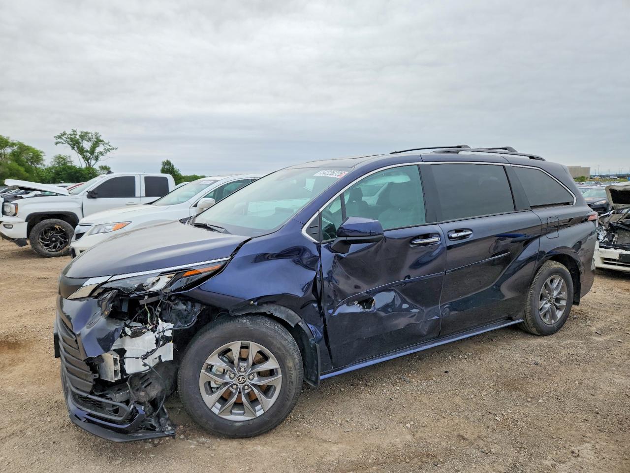 Salvage Toyota Sienna Image